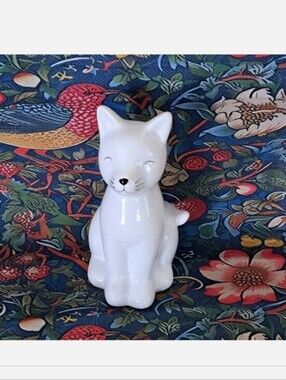 ❤️6/$16❤️White Ceramic Sitting Cat Vase- Decorative Home Accent